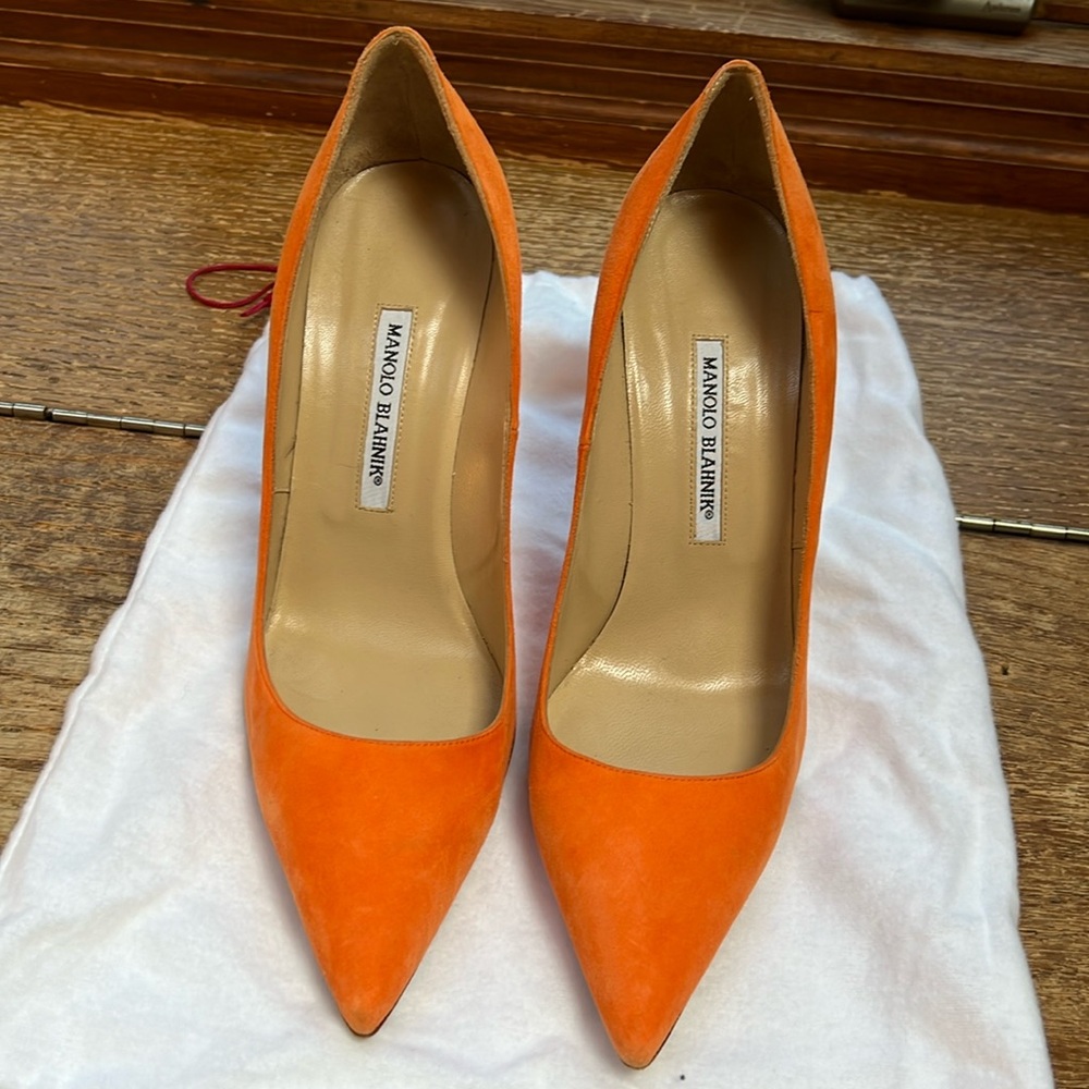 Manolo blatnik 4-in creamsicle orange suede pumps.  Like new. Size 41(11)
